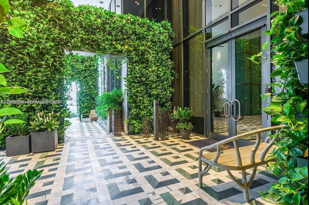 Active With Contract: $4,150 (1 beds, 2 baths, 881 Square Feet)