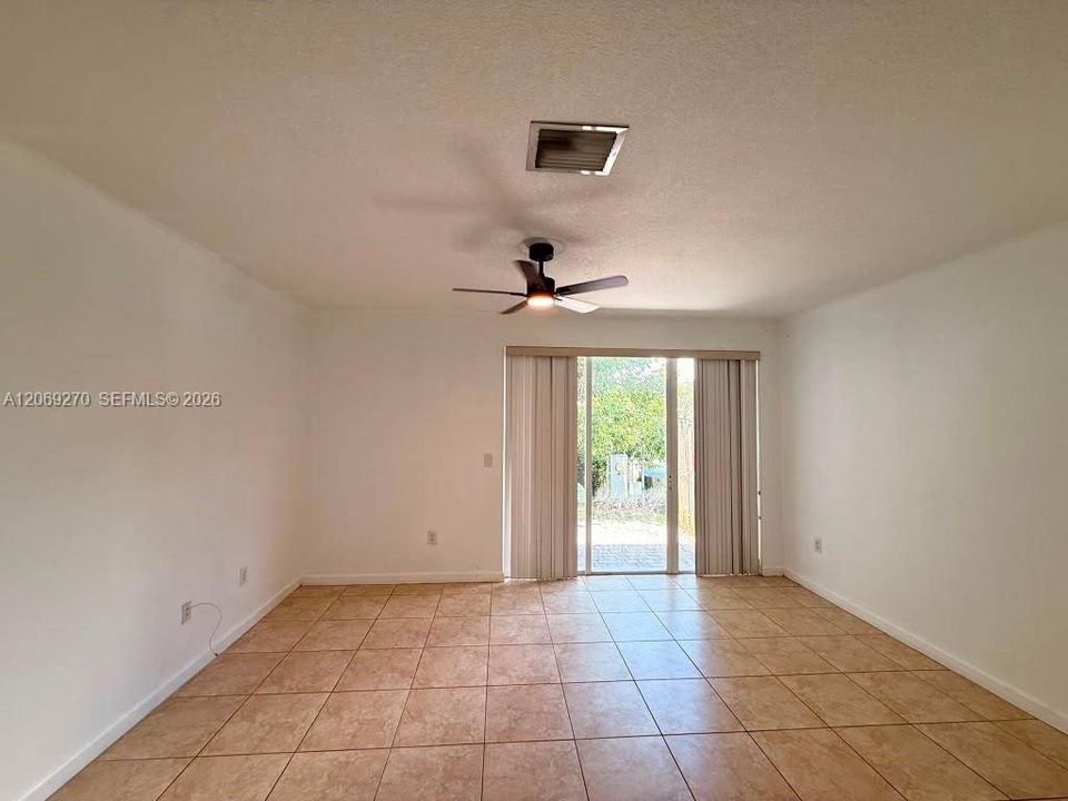 For Sale: $215,000 (2 beds, 2 baths, 1290 Square Feet)