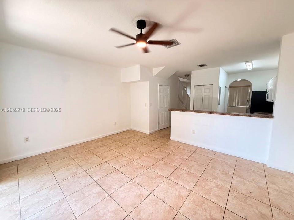 For Sale: $215,000 (2 beds, 2 baths, 1290 Square Feet)