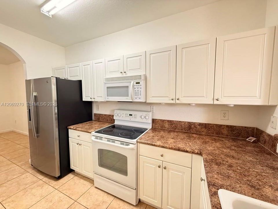 For Sale: $215,000 (2 beds, 2 baths, 1290 Square Feet)