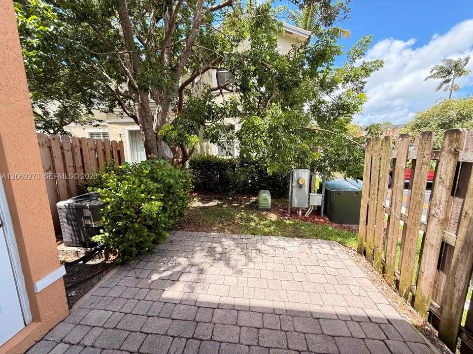 For Sale: $215,000 (2 beds, 2 baths, 1290 Square Feet)
