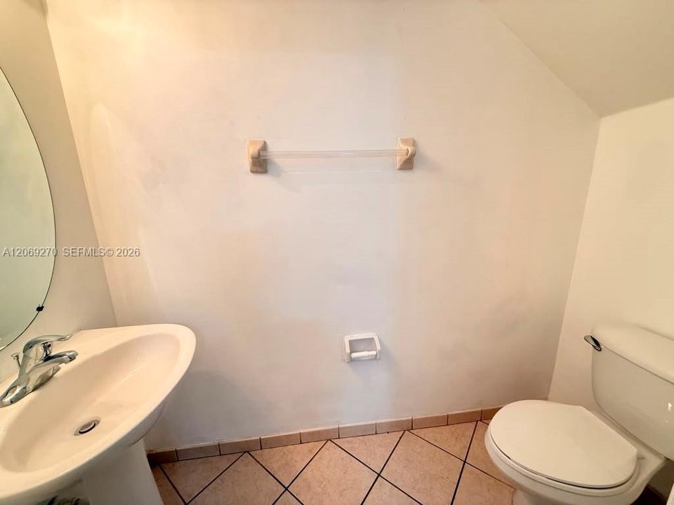 For Sale: $215,000 (2 beds, 2 baths, 1290 Square Feet)