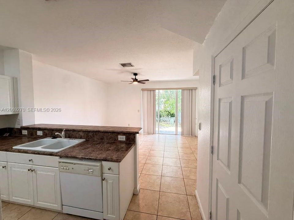 For Sale: $215,000 (2 beds, 2 baths, 1290 Square Feet)