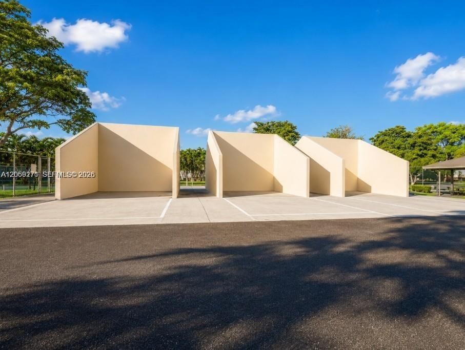 For Rent: $2,300 (2 beds, 2 baths, 965 Square Feet)