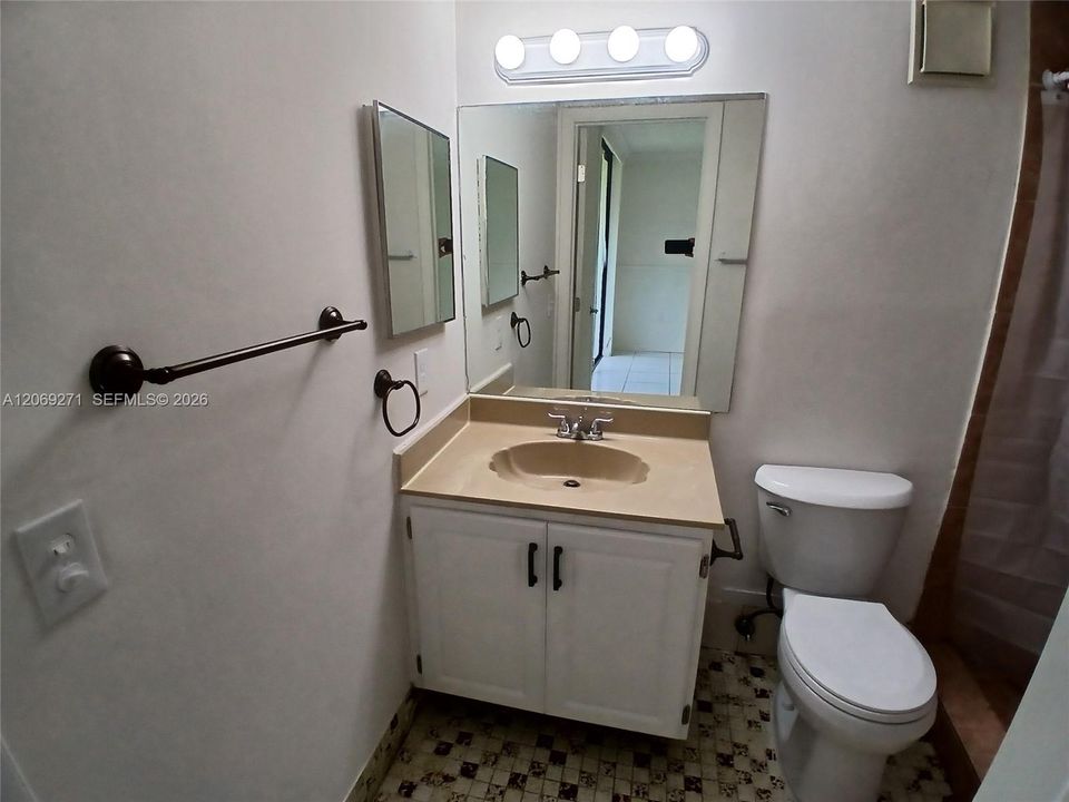 For Rent: $2,300 (2 beds, 2 baths, 965 Square Feet)