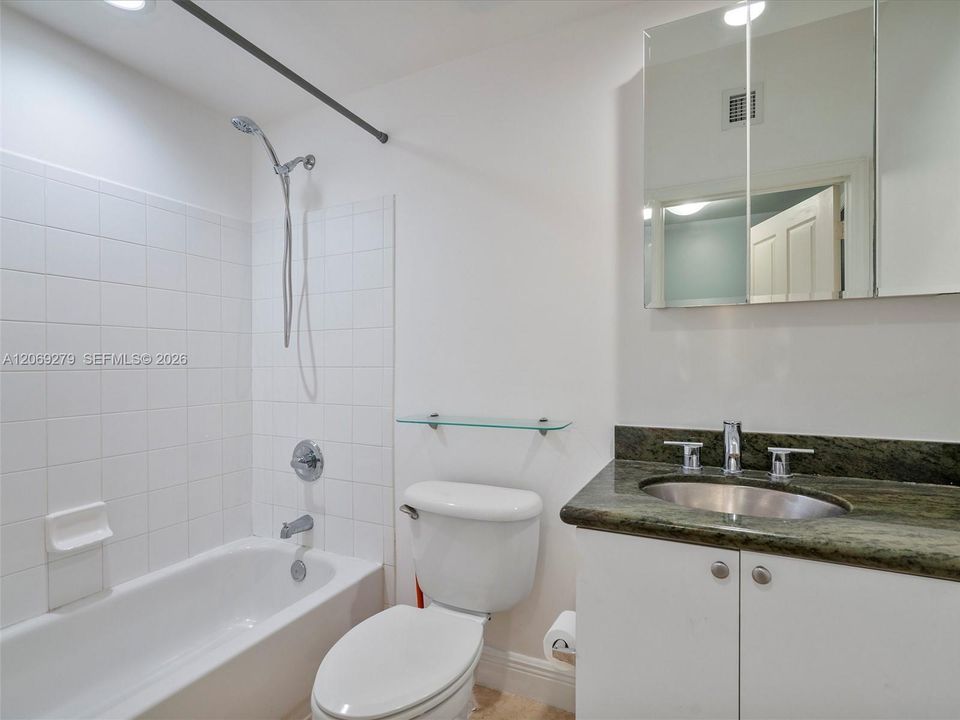 Active With Contract: $3,650 (2 beds, 2 baths, 1001 Square Feet)