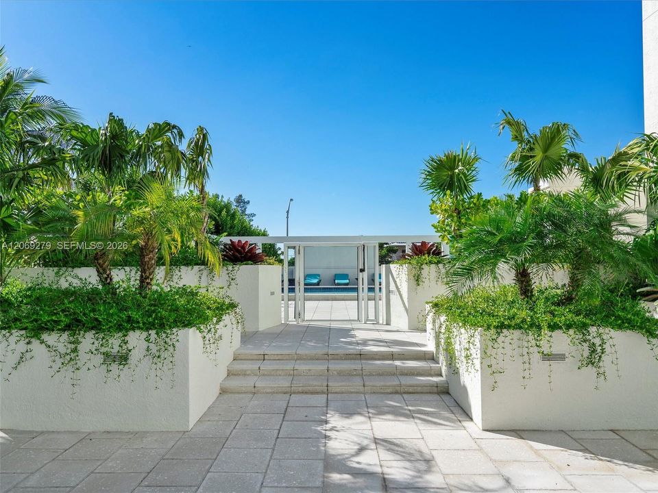 Active With Contract: $3,650 (2 beds, 2 baths, 1001 Square Feet)