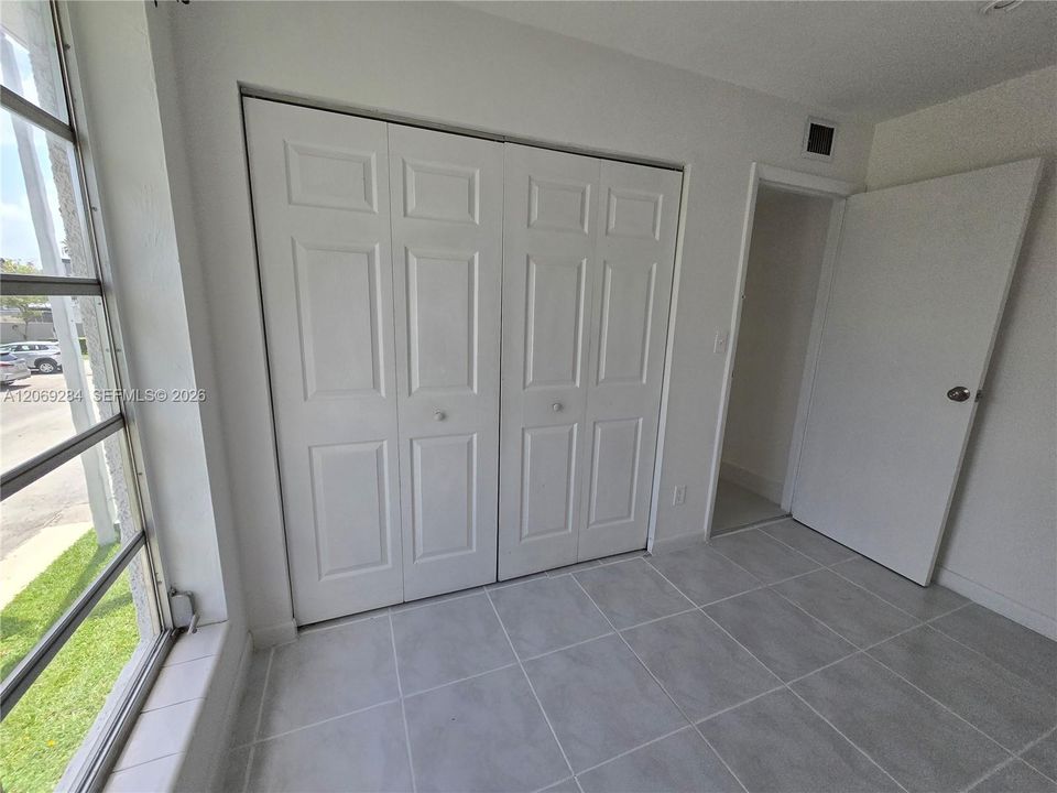 For Sale: $269,700 (2 beds, 2 baths, 954 Square Feet)