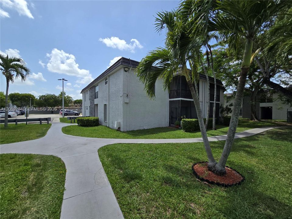 For Sale: $269,700 (2 beds, 2 baths, 954 Square Feet)