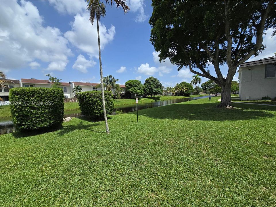 For Sale: $269,700 (2 beds, 2 baths, 954 Square Feet)