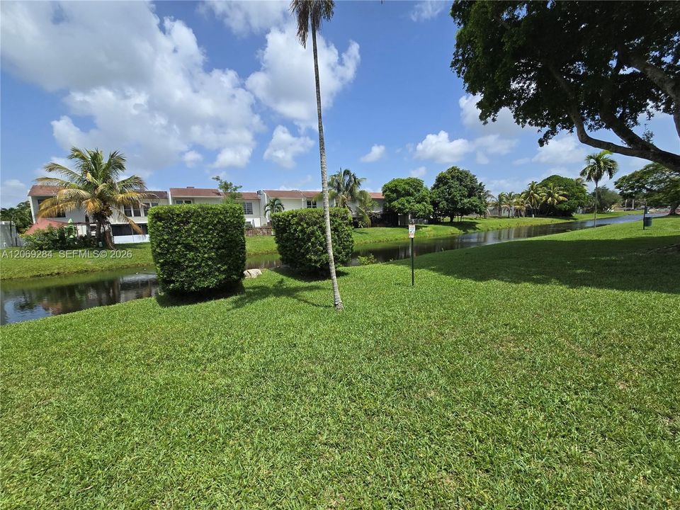 For Sale: $269,700 (2 beds, 2 baths, 954 Square Feet)