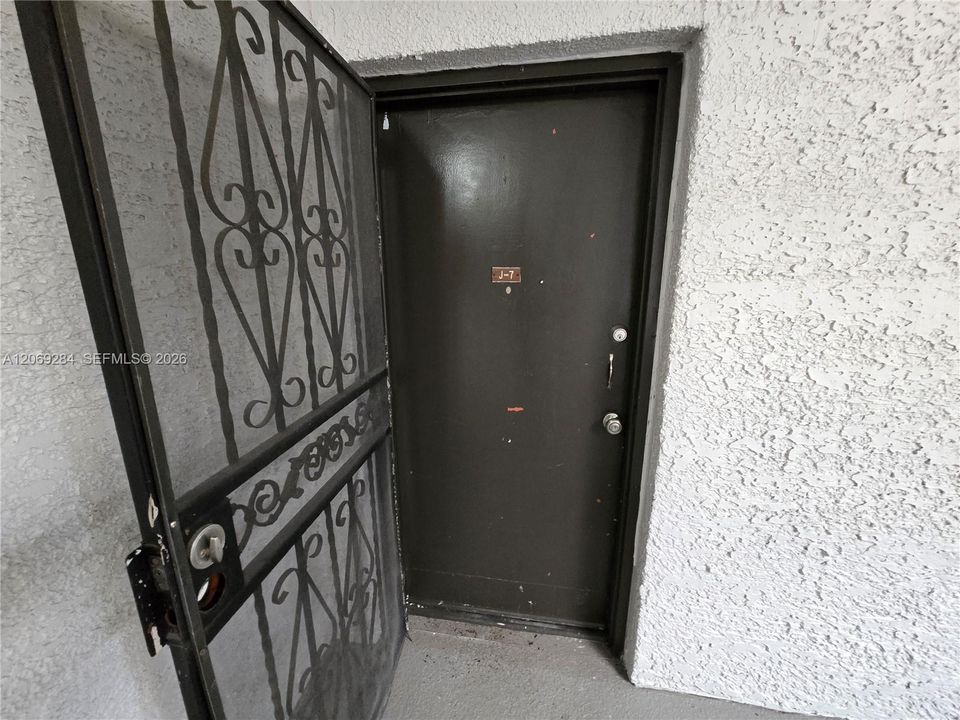 For Sale: $269,700 (2 beds, 2 baths, 954 Square Feet)