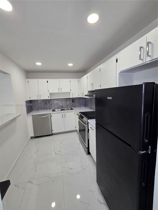For Sale: $269,700 (2 beds, 2 baths, 954 Square Feet)