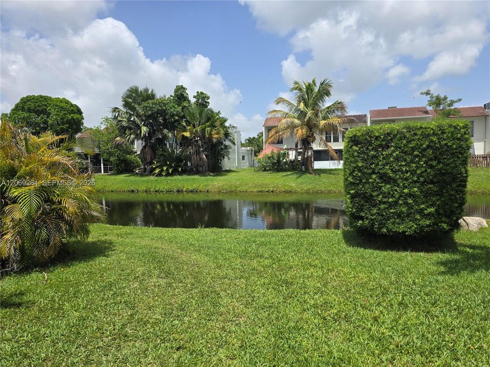 For Sale: $269,700 (2 beds, 2 baths, 954 Square Feet)