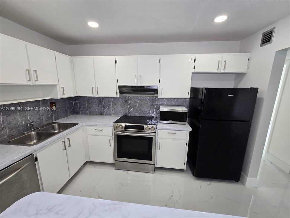 For Sale: $269,700 (2 beds, 2 baths, 954 Square Feet)