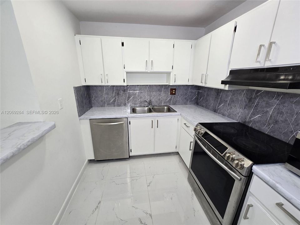 For Sale: $269,700 (2 beds, 2 baths, 954 Square Feet)