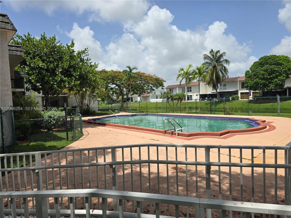 For Sale: $269,700 (2 beds, 2 baths, 954 Square Feet)