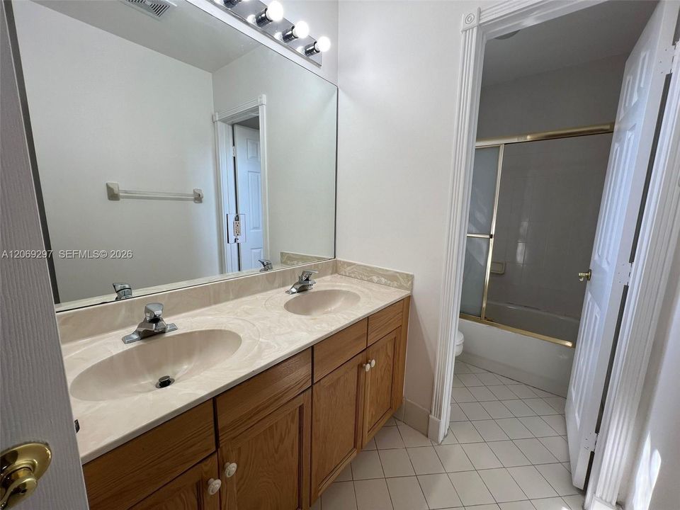 For Rent: $6,500 (5 beds, 4 baths, 3994 Square Feet)