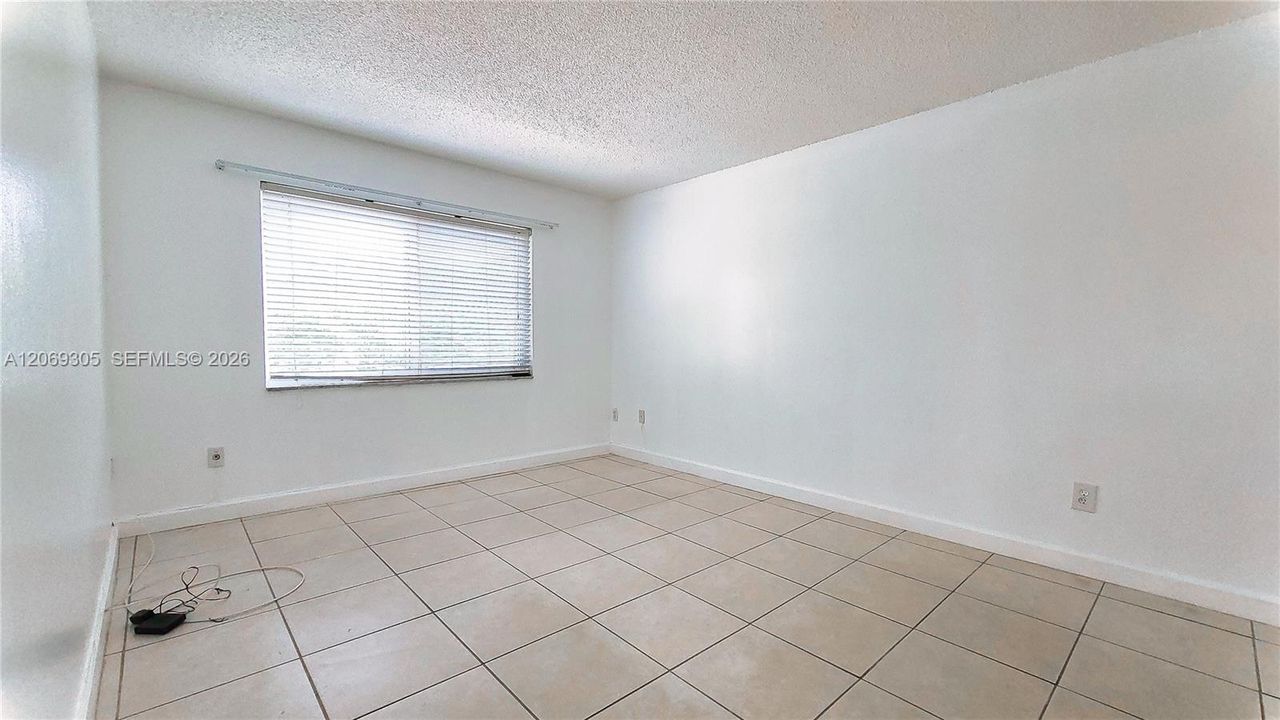For Rent: $1,850 (1 beds, 1 baths, 712 Square Feet)