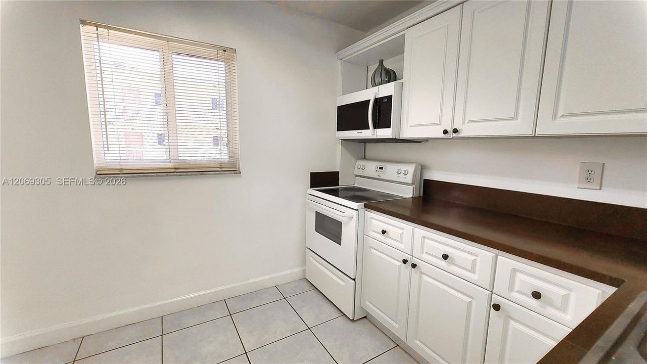 For Rent: $1,850 (1 beds, 1 baths, 712 Square Feet)