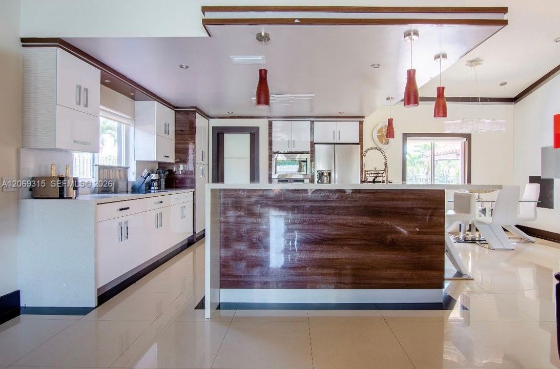 В аренду: $9,000 (5 спален, 3 ванн, 2176 Квадратных фут)