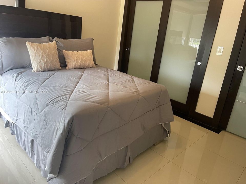 В аренду: $9,000 (5 спален, 3 ванн, 2176 Квадратных фут)