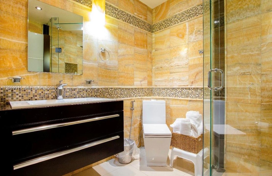 В аренду: $9,000 (5 спален, 3 ванн, 2176 Квадратных фут)
