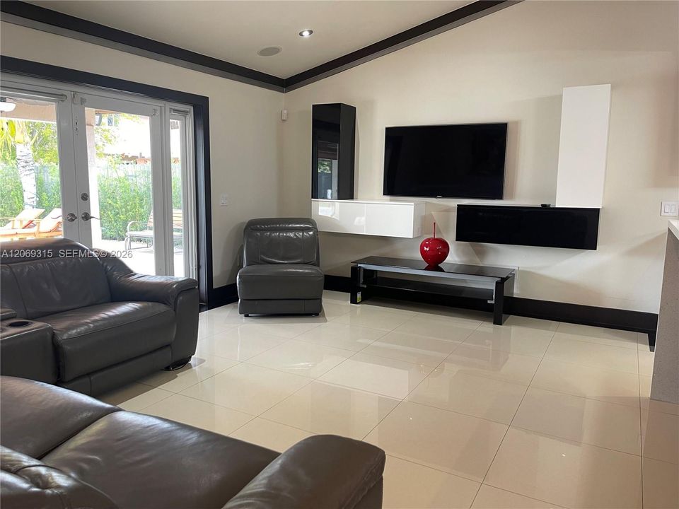 В аренду: $9,000 (5 спален, 3 ванн, 2176 Квадратных фут)