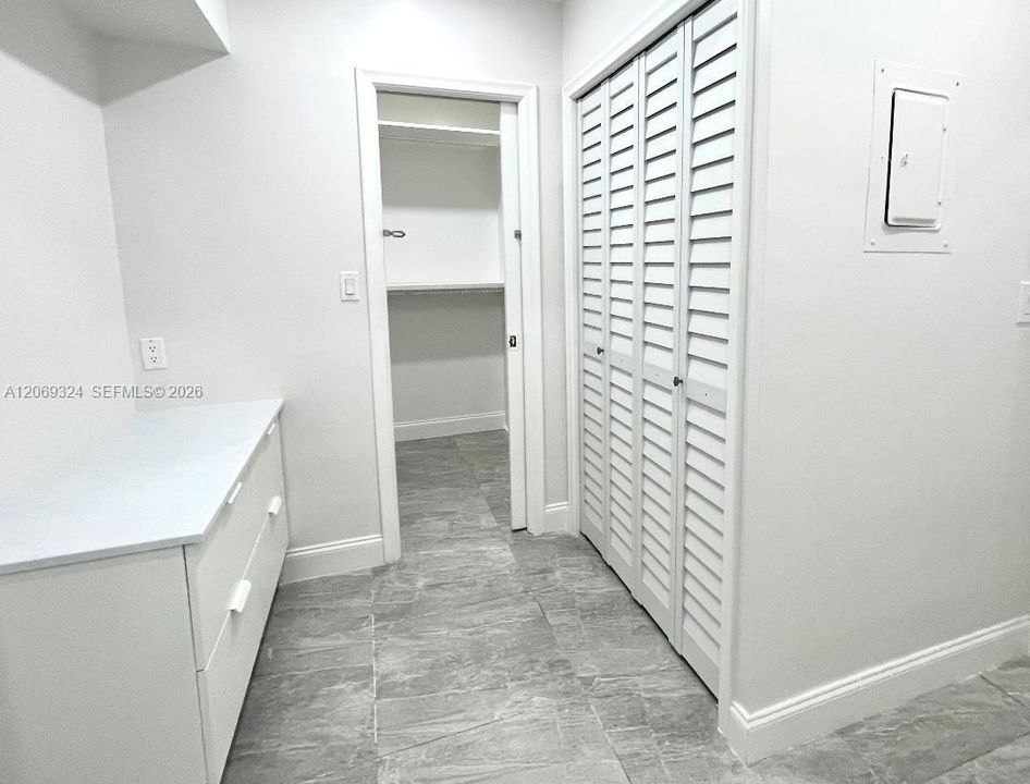 Walking Closet/2nd  Master Bathroom