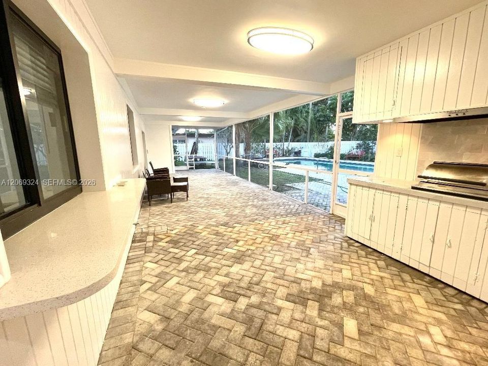 Screened Patio/w Built-In Grill