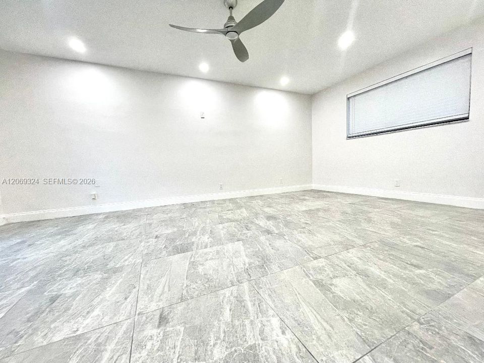 4th Bedroom / 2nd Master Bedroom (In-Laws Quoter)