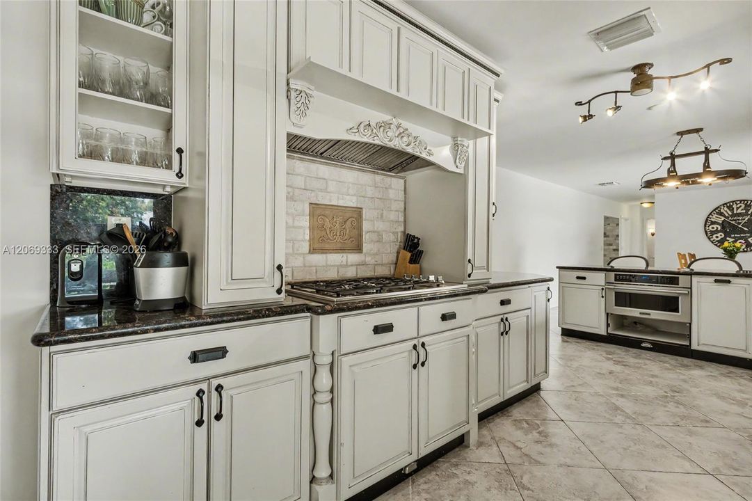 For Sale: $678,000 (3 beds, 2 baths, 1660 Square Feet)