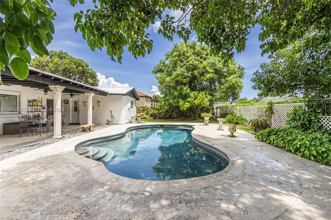 For Sale: $678,000 (3 beds, 2 baths, 1660 Square Feet)