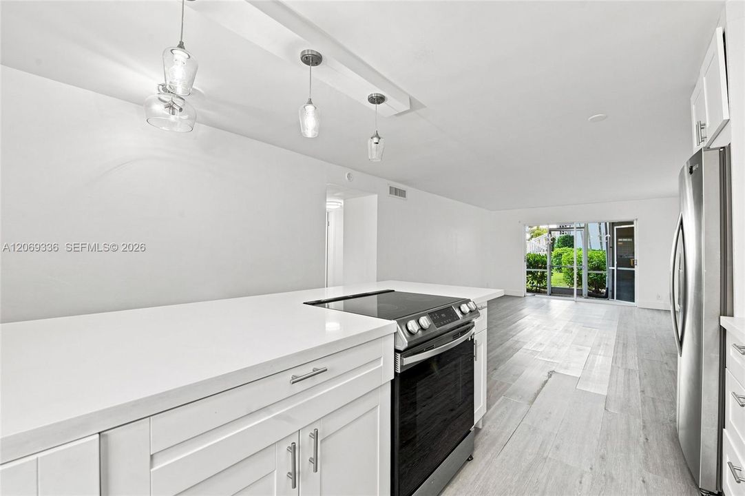 For Rent: $2,700 (2 beds, 1 baths, 950 Square Feet)