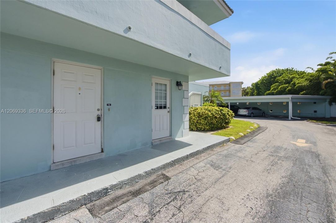 For Rent: $2,700 (2 beds, 1 baths, 950 Square Feet)