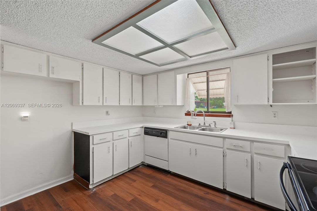 For Sale: $149,900 (2 beds, 2 baths, 1144 Square Feet)
