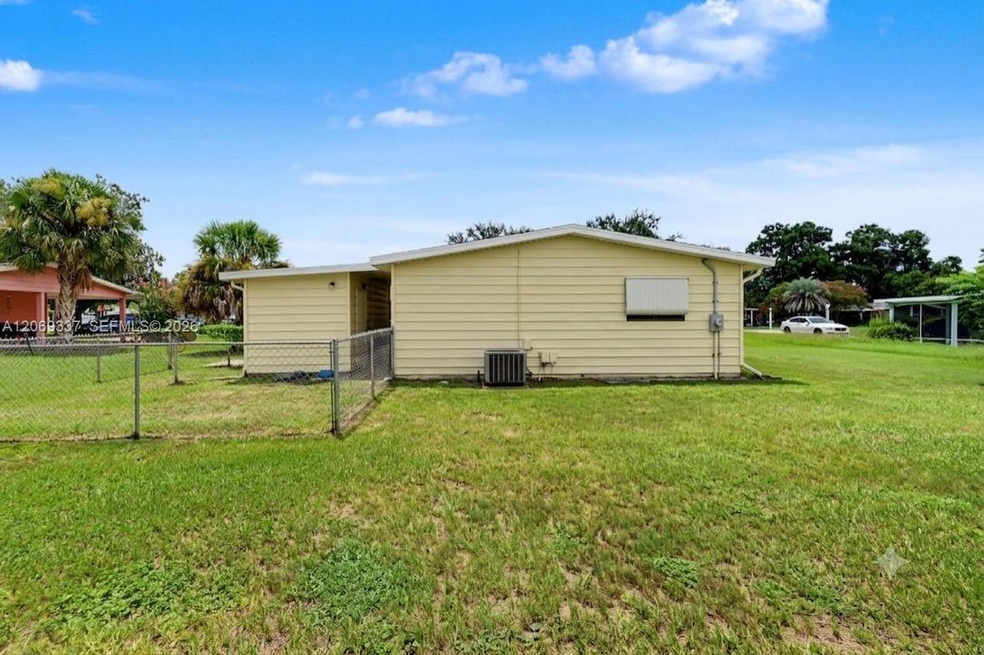 For Sale: $149,900 (2 beds, 2 baths, 1144 Square Feet)