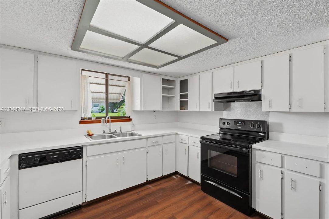 For Sale: $149,900 (2 beds, 2 baths, 1144 Square Feet)