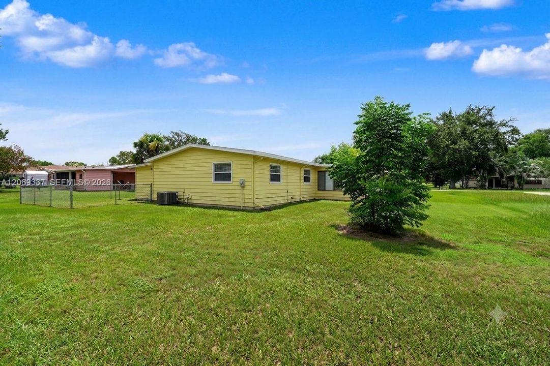 For Sale: $149,900 (2 beds, 2 baths, 1144 Square Feet)