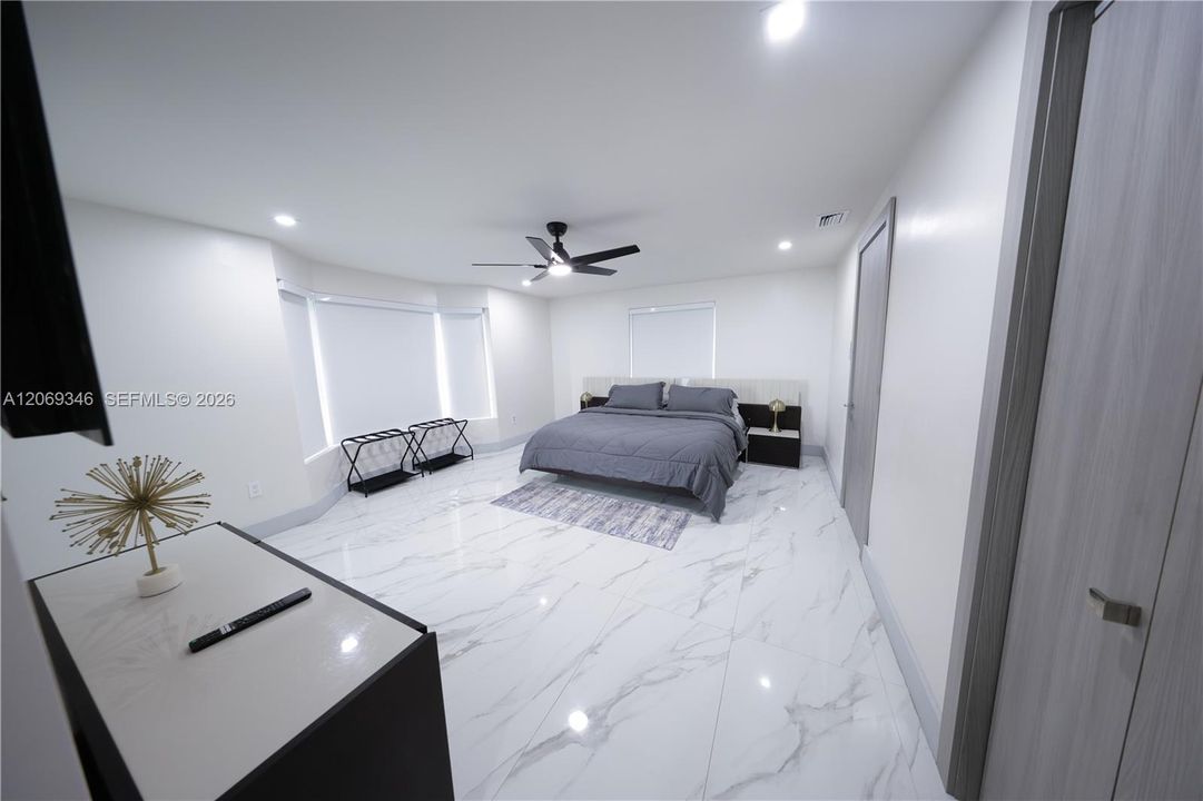 В аренду: $17,000 (6 спален, 4 ванн, 3500 Квадратных фут)