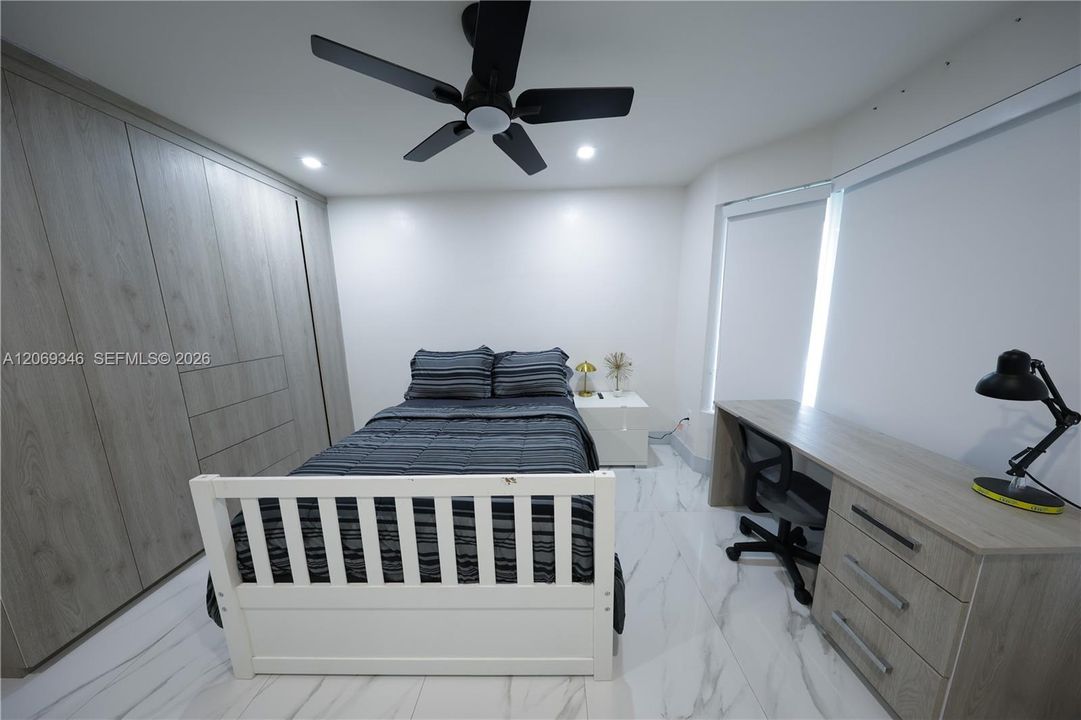 В аренду: $17,000 (6 спален, 4 ванн, 3500 Квадратных фут)