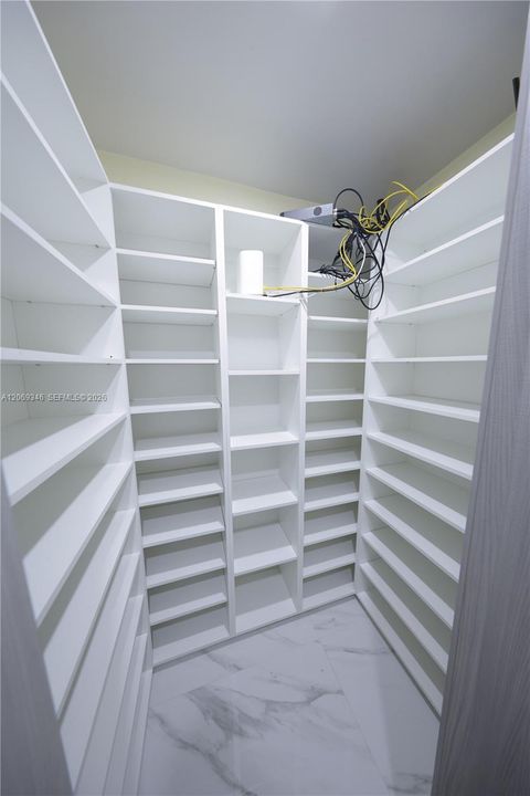 В аренду: $17,000 (6 спален, 4 ванн, 3500 Квадратных фут)