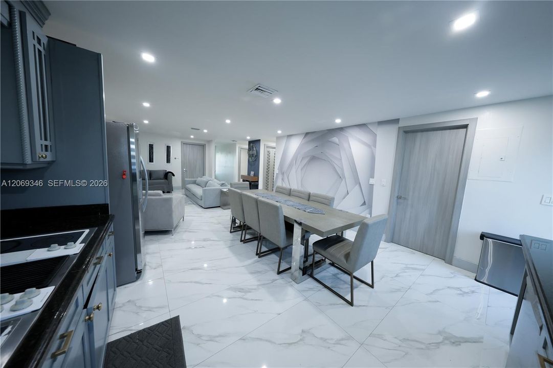 В аренду: $17,000 (6 спален, 4 ванн, 3500 Квадратных фут)