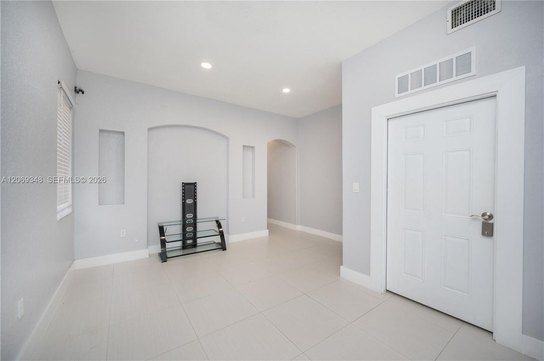 For Rent: $3,100 (4 beds, 2 baths, 2545 Square Feet)