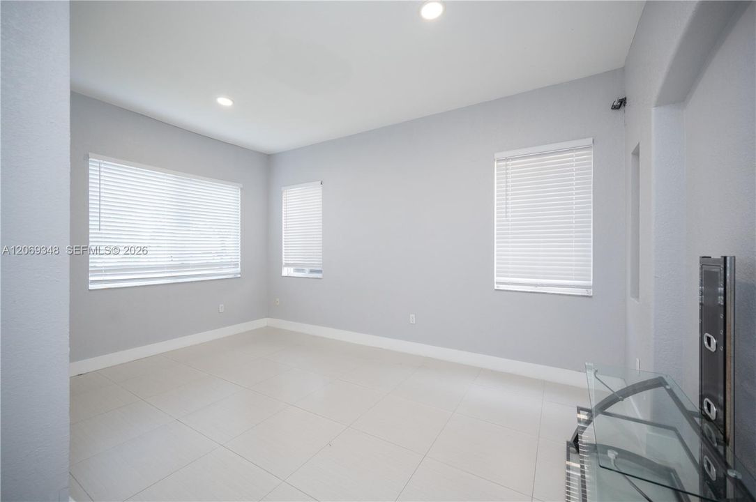 For Rent: $3,100 (4 beds, 2 baths, 2545 Square Feet)