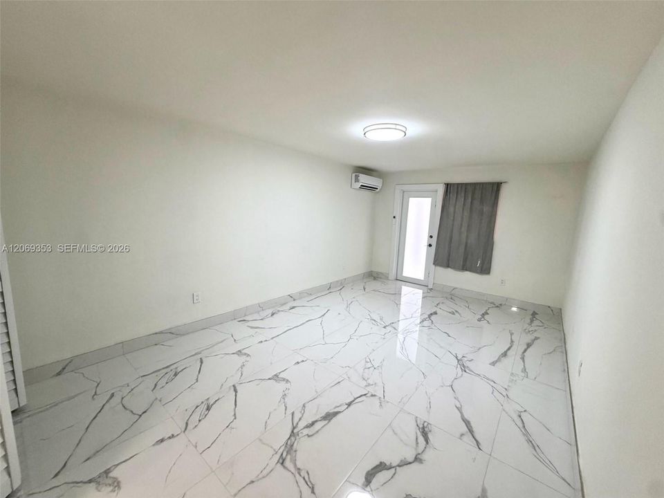En Renta: $1,800 (0 camas, 1 baños, 2198 Pies cuadrados)
