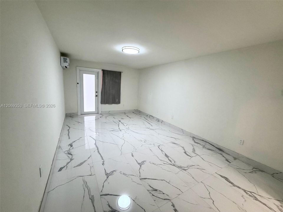 En Renta: $1,800 (0 camas, 1 baños, 2198 Pies cuadrados)