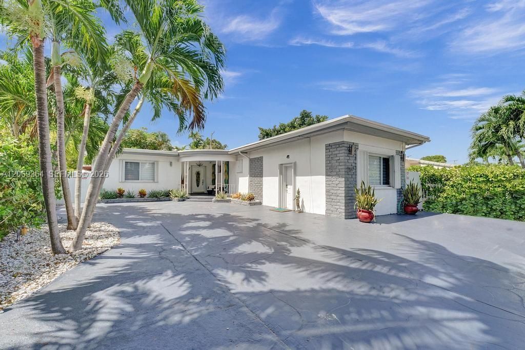 For Sale: $2,300,000 (3 beds, 2 baths, 2286 Square Feet)