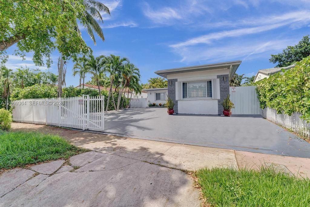For Sale: $2,300,000 (3 beds, 2 baths, 2286 Square Feet)