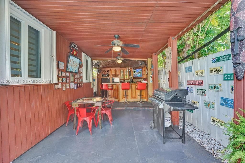 For Sale: $2,300,000 (3 beds, 2 baths, 2286 Square Feet)